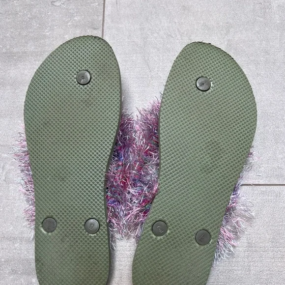 NWOT festive fun flip flops! Shades of purple & pink yarns make these special🌸 - Picture 4 of 7